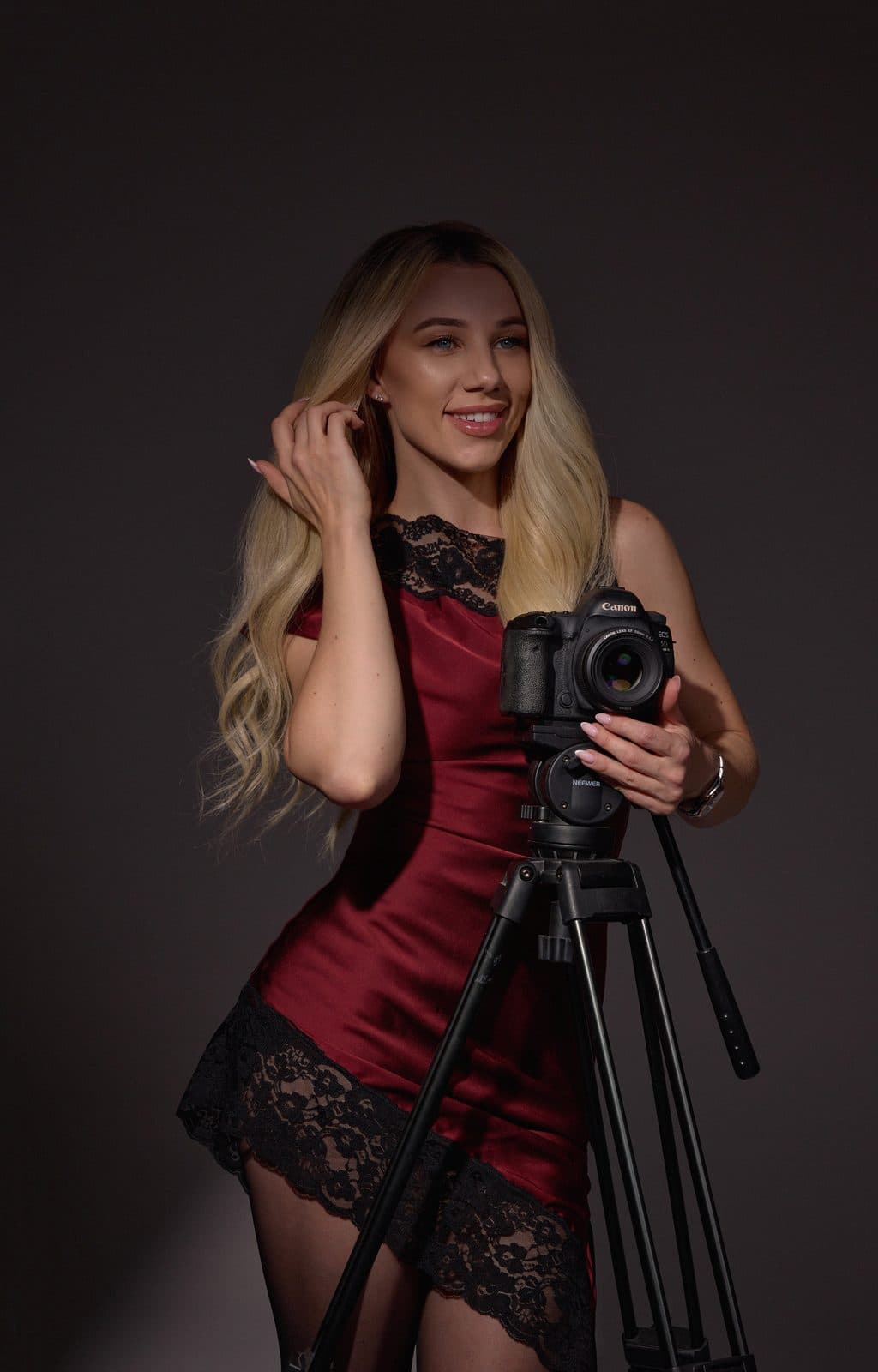 Irma Lion behind a Canon camera on a tripod